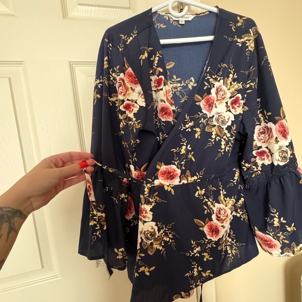 Davi & Dani Navy Floral Kimono - Picture 3 of 5